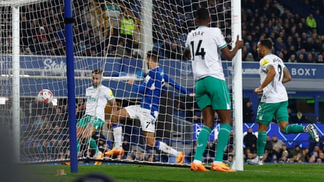 Jacob Murphy mencetak gol indah untuk Newcastle.