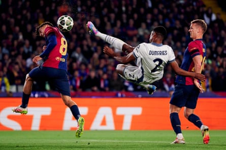 Denzel Dumfries scores a spectacular goal for Inter against Barcelona