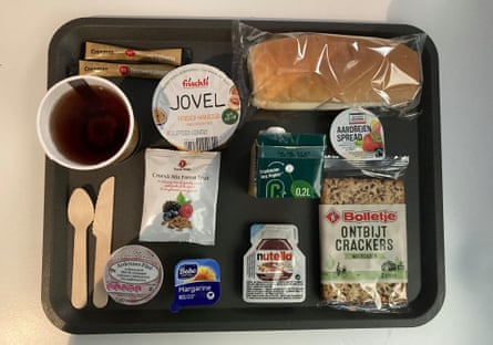 Sarapan Sleeper Eropa ditata di atas nampan plastik.