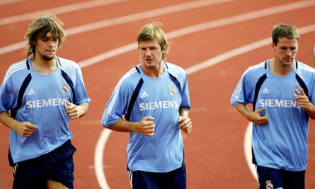 Jonathan Woodgate (kiri) berlari bersama David Beckham (tengah) dan Michael Owen (kanan).
