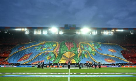 هواداران بازل قبل از بازی مرحله نیمه نهایی لیگ اروپا کنفرانس اروپا مقابل فیورنتینا در ورزشگاه سنت ژاکوب یک تیفو به نمایش می گذارند.