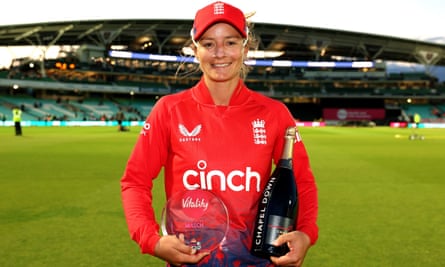 Danni Wyatt dengan penghargaan Player of the Match setelah mengalahkan Australia