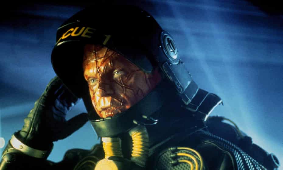 Grazie a Dio, questa volta niente dinosauri ... Sam Neal all'orizzonte degli eventi.