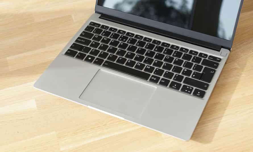 L'ordinateur portable Framework s'est ouvert en montrant le clavier et le trackpad.
