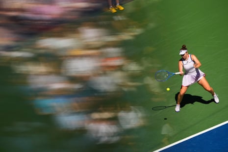 Linda Noskova plays a forehand.