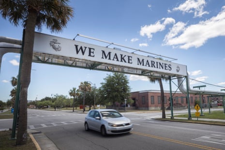 Üniformalı Deniz Piyadeleri acemiler