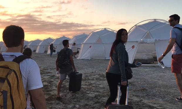 Fyre Festival attendees arrive to discover that the promised luxury “bungalows” are actually repurposed Fema tents soaked by rain.