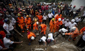 عمال الإنقاذ ورجال الإطفاء البحث عن ناجين في Cambray قريبة من مدينة غواتيمالا يوم الجمعة.