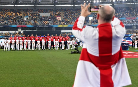 Фен позира за снимка на националния отбор на Англия, прегръщащ националния си химн преди мача от Световното първенство за мъже T20 срещу Нова Зеландия.