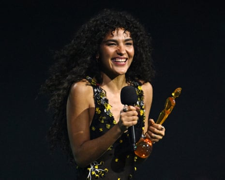 Olivia Dean si esibisce sul palco