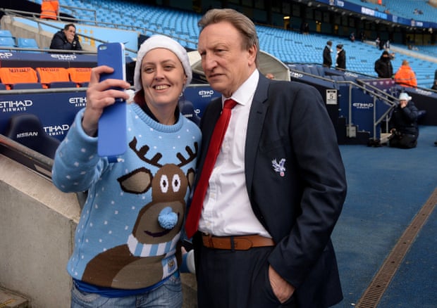 Crystal Palace-manager Neil Warnock poserer for en selfie i desember 2014. Han ble sparket en uke senere.
