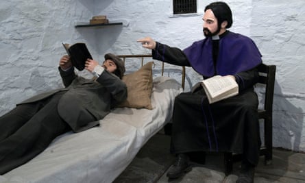 Mannequins dressed as prisoners bring the prison to life