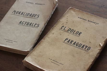 Two old books with the titles Moralidades actuales and El dolor paraguayo.
