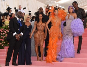   LR: Corey Gamble, Kris Jenner, Kim Kardashian West, Kanye West, Kendall Jenner , Kylie Jenner y Travis Scott llegan para la Met Gala 2019 en el Museo Metropolitano de Arte de Nueva York. 