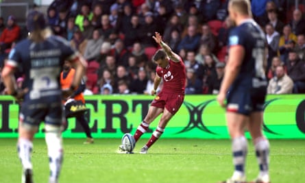 George Ford menendang penalti