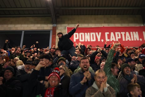 Οι οπαδοί του Fleetwood Town πανηγυρίζουν το πρώτο γκολ της ομάδας τους που πέτυχε ο Aaron Loupalo-Bi.