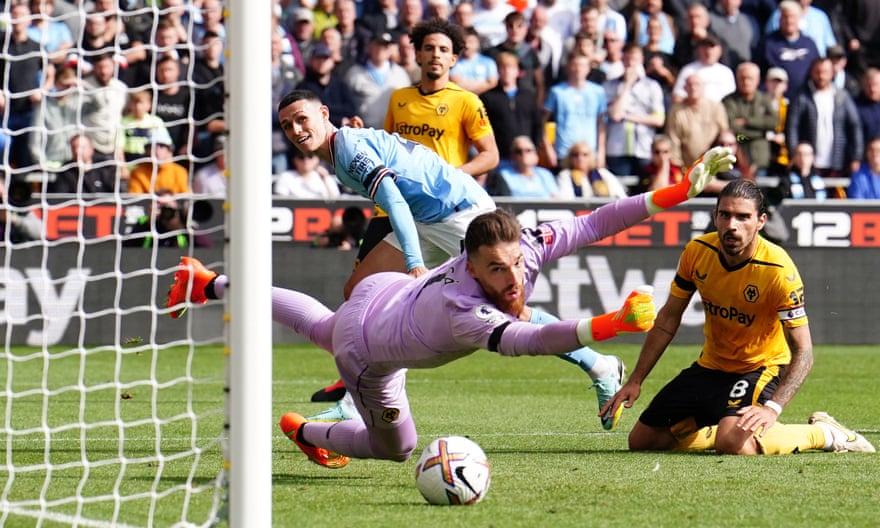 Phil Foden bat José Sá pour le troisième but.