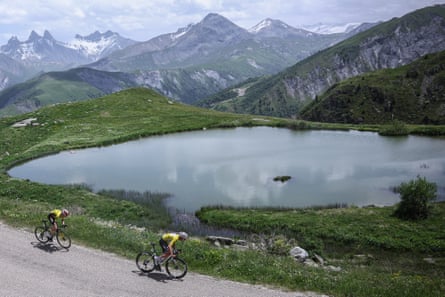Jonas Vingegaard in pursuit of Tadej Pogacar near the Col de la Croix de Fer