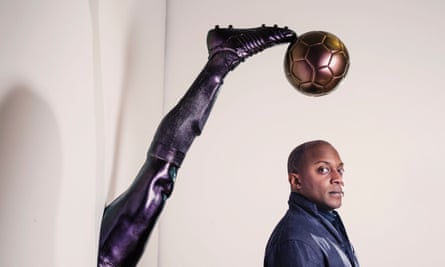 'Muita coisa se chocando'... O artista americano Hank Willis Thomas, com sua escultura inspirada no futebol.