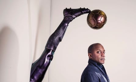 'Muchas cosas chocando'... El artista estadounidense Hank Willis Thomas, con su escultura inspirada en el fútbol.