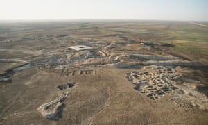 Aerial view of Mari before the arrival of IS. The protective roof over the palace area is visible at the centre.