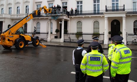 Met police officers and demonstrators at the Belgravia house of Russian oligarch Oleg Deripaska, 14 March 2022.