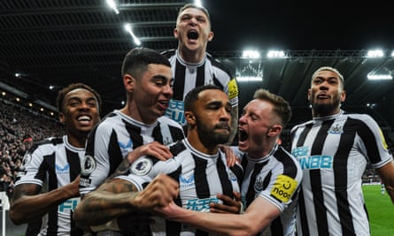 Callum Wilson celebrates with his Newcastle teammates.
