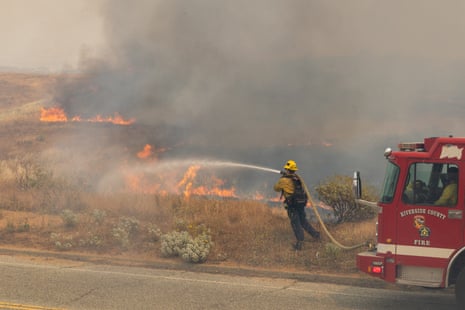 Пожарные сражаются с источниками пожар