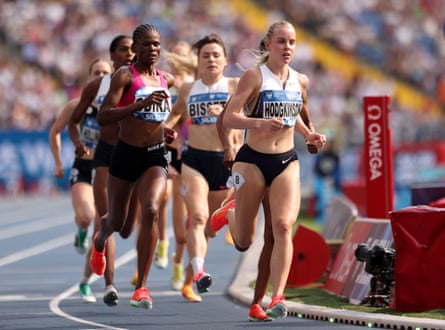 Keely Hodgkinson leads nan field.