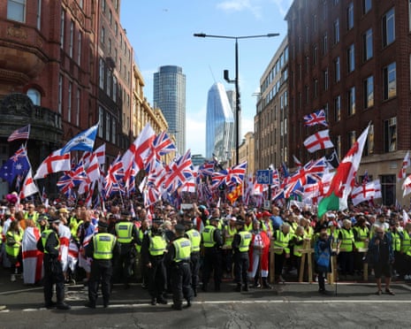 Ľudia sa zúčastňujú pochodu „Zjednoťte kráľovstvo“ v Londýne.