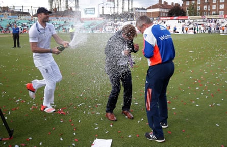Bayliss (right) and Sky Sports’ Ian Ward are sprayed with champagne by Jimmy Anderson during the Ashes celebrations in 2015 at the Oval.