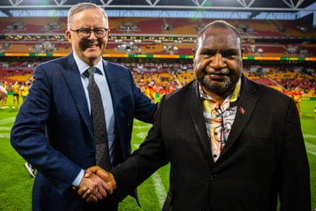 Perdana Menteri Australia Anthony Albanese dan Perdana Menteri PNG James Marape berjabat tangan menjelang pertandingan liga rugbi wanita internasional pada tahun 2022