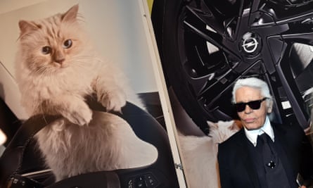 The designer stands next to a picture of his beloved Choupette.