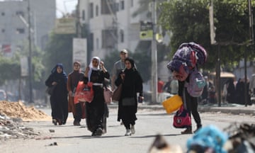 Thousands of Palestinians left the Jabalia refugee camp with the belongings they could take with them, after the Israeli army carried out an intense air attack on the camp on Sunday.
