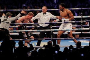 The referee stops the fight. Look at Povetkin’s knees buckle. He’s out on his feet.