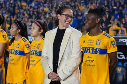 Carmelina Moscato, coach of Tigres UANL Femenil, talks to the Uchenna Kanu before the game against América.