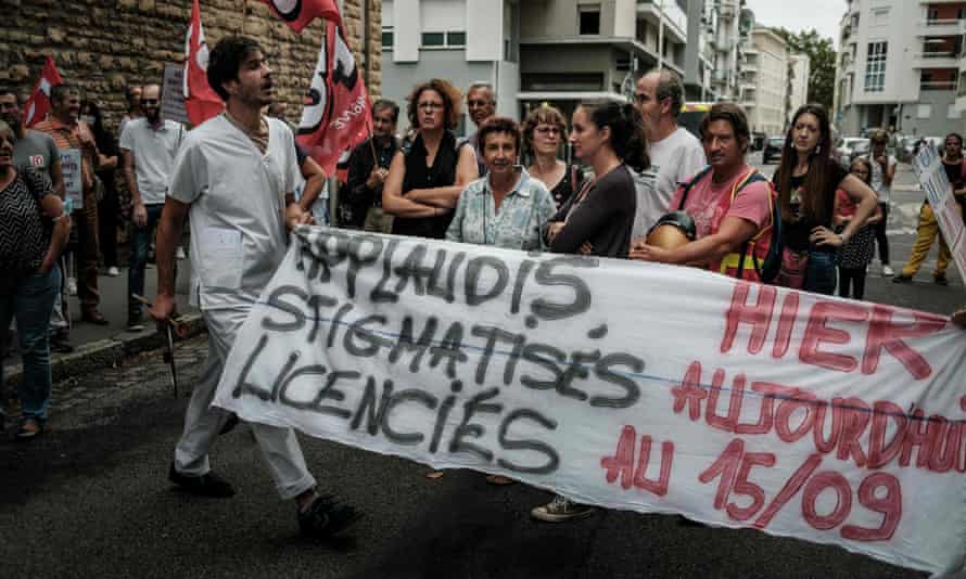 Hier, le personnel soignant de Lyon a montré une pancarte qui disait :