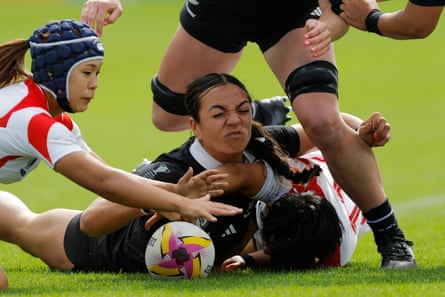 Stacey Waaka of New Zealand (centre) tries to grab a loose ball after making a tackle against Japan.