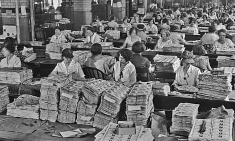 1929: checking the bank notes at the US Bureau of Engraving and Printing.