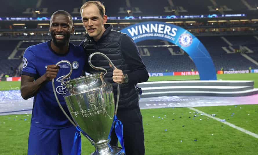 Rüdiger and Thomas Tuchel hold the Champions League Trophy after the victory over Manchester City in Porto last May.