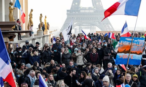 Protesters against the law in Paris