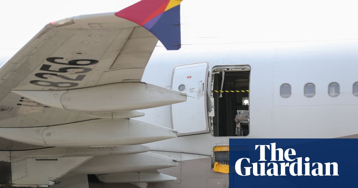 Wind buffets plane passengers as door opened on flight in South Korea