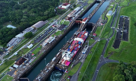 Un barco de carga atraviesa las esclusas de Agua Clara del Canal de Panamá en septiembre de 2024.