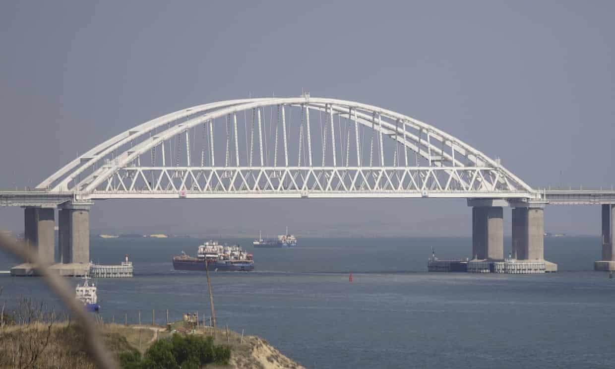 Ukraine fires missiles at Kerch Bridge connecting Crimea to Russia (theguardian.com)