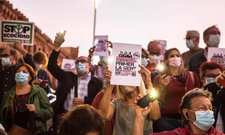 Manifestantes se manifiestan contra el aumento de las facturas de electricidad frente a la sede de la empresa energética Endesa en España.