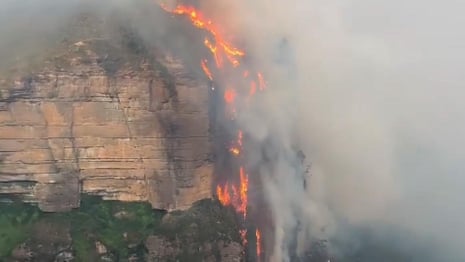 Blue Mountains fire filmed climbing up 200 metre cliff face in NSW Grose Valley – video