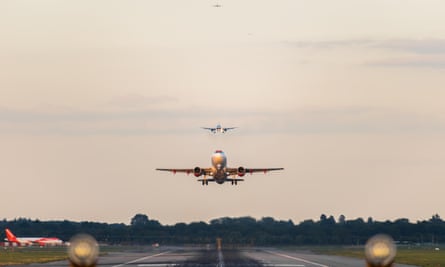 Air traffic controllers often line up aircraft one after the other