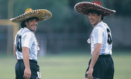 Diego Maradona dan Daniel Passarella selama persiapan Piala Dunia di Meksiko