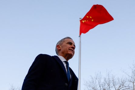 Mark Carney marche sous un drapeau chinois flottant au-dessus de sa tête