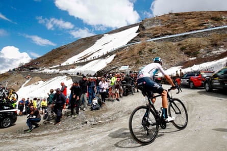 Froome climbs the Finestre.